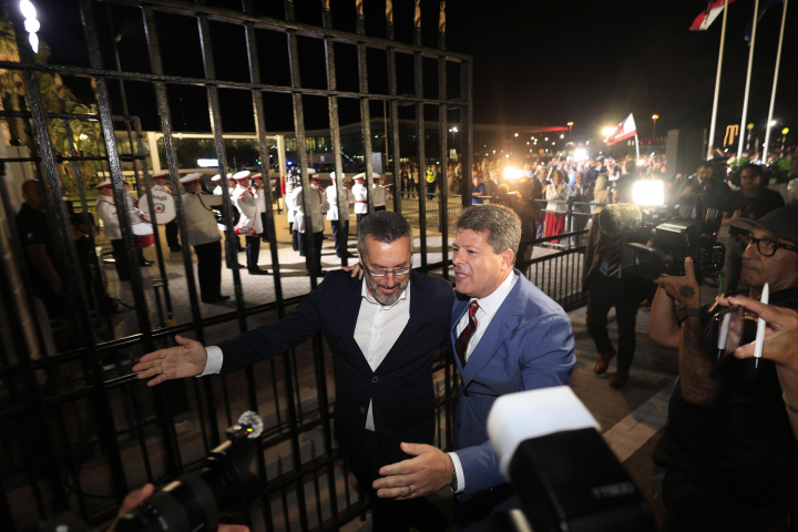 El alcalde de La Línea de la Concepción, Juan Franco (i), y el primer ministro de Gibraltar, Fabián Picardo, celebran este martes el derribo de la verja