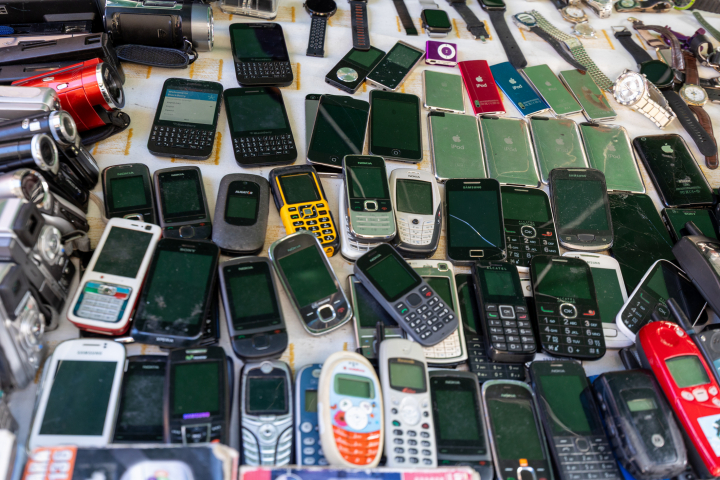 Fotografía de una colecciones de móviles antiguos.