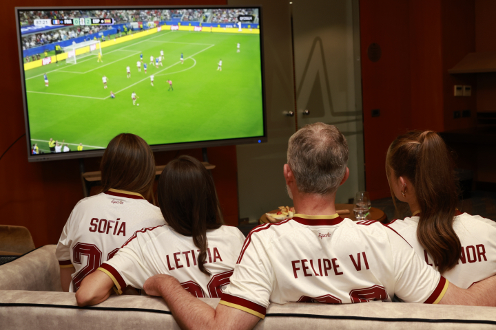 La familia real con sus camisetas personalizadas de la selección española viendo el partido entre España y Francia en la semifinal del Mundial 2026