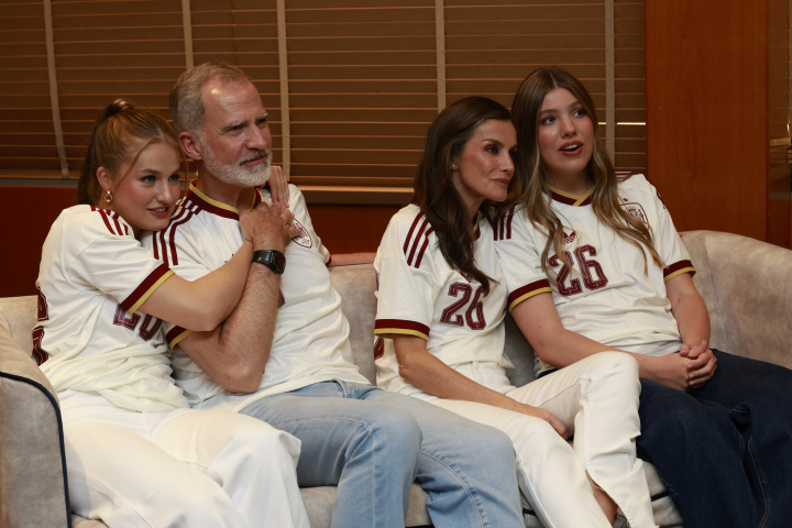 La princesa Leonor, agarrada a Felipe VI y la reina Letizia, junto a la infanta Sofía, viendo el partido de semifinales del Mundial 2026 entre España y Francia