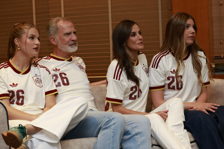 La princesa Leonor, los reyes Felipe y Letizia y la infanta Sofía viendo el partido de semifinales del Mundial 2026 entre España y Francia