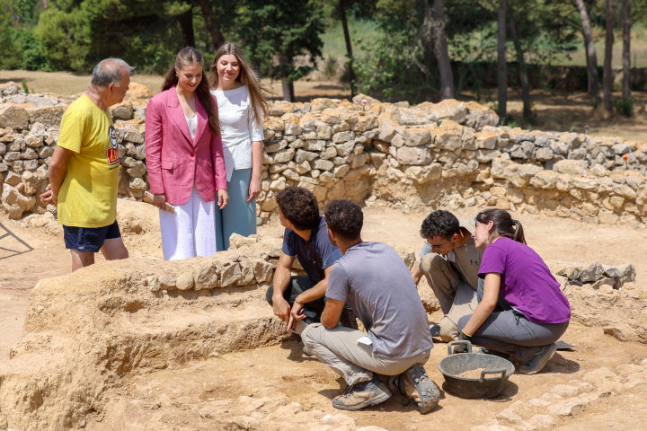 La princesa Leonor y la infanta Sofía, visitando el yacimiento