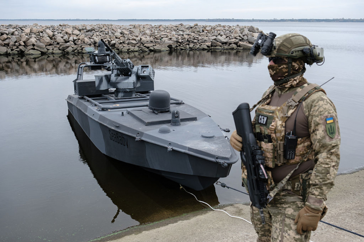 Un soldado vigila uno de los drones maritimos del ejército de Ucrania.