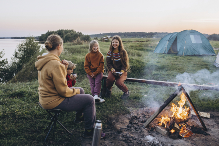 Una familia disfruta en un camping,