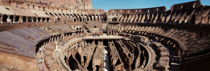 Vista del interior de Coliseo de Roma.
In this picture, taken at one end of the Colosseum, one can see all levels of the structure to get an appreciation for the size and craftsmanship that went into building this iconic landmark of history.