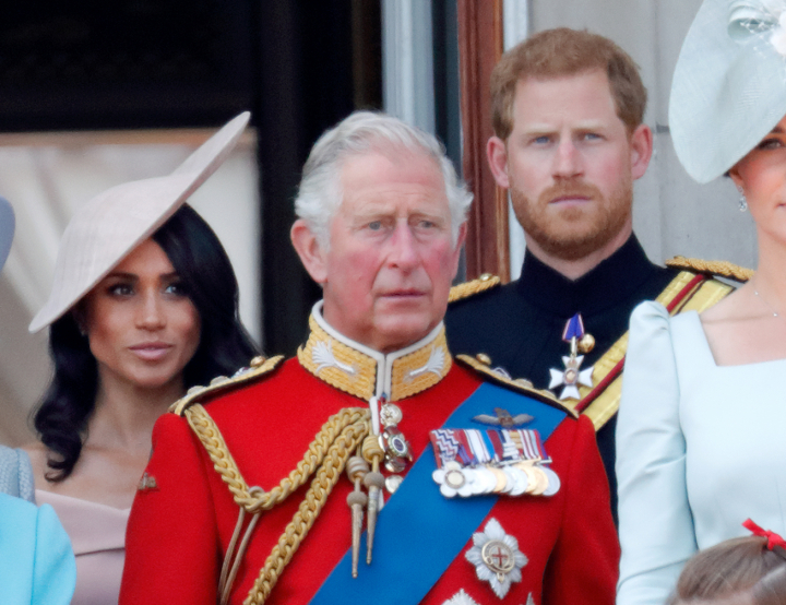 Carlos III, el príncipe Harry y Meghan Markle en Trooping the Colour 2018