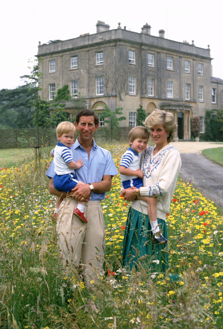 Carlos III y Lady Di con sus hijos Guillermo y Harry cuando eran pequeños en Highgrove