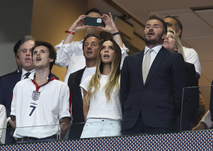 Cruz, Victoria y David Beckham cantando el himno británico en el partido entre Inglaterra y Argentina de las semifinales del Mundial 2026