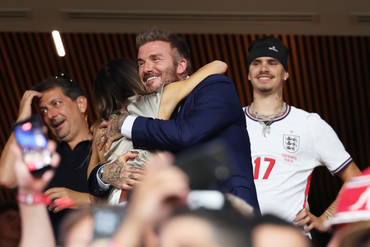 David y Victoria Beckham se abrazan en presencia de su hijo Romeo tras la victoria de Inglaterra frente a Noruega en los cuartos de final del Mundial 2026