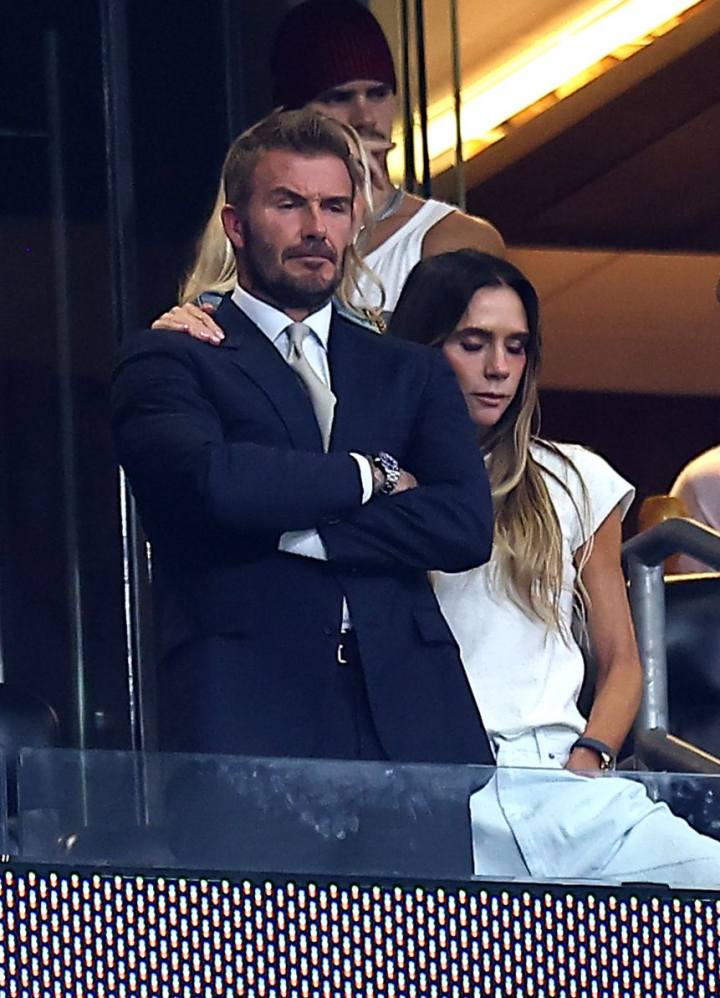 Victoria Beckham consuela a David Beckham tras la derrota de Inglaterra ante Argentina en el Mundial 2026