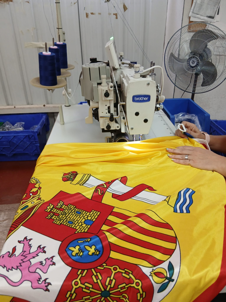 Una bandera de España en la fábrica de Colmenar