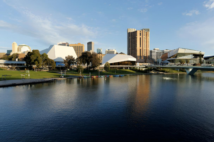 alt="alt="Ciudad de Adelaida a orillas del río Torrens, Australia.""