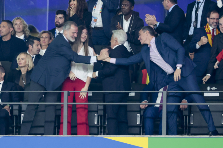 El rey Felipe VI saluda efusivamente al presidente Pedro Sánchez en la final de la Eurocopa 2024