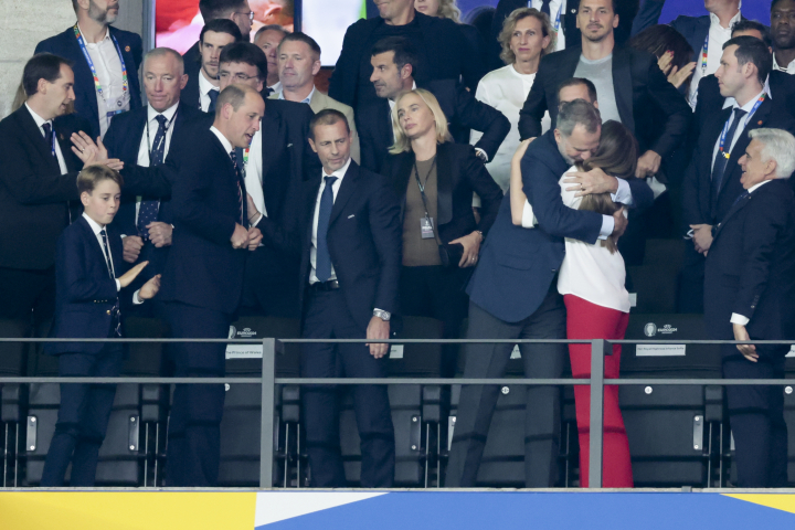 Felipe VI y la infanta Sofía se abrazan para celebrar la victoria de España ante Inglaterra en la Eurocopa 2024 en presencia del príncipe Guillermo y su hijo George