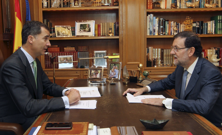 Felipe VI y Mariano Rajoy en el despacho del rey con una réplica de la Copa del Mundo de 2010, un gesto con la Roja tras su eliminación en el Mundial de Brasil 2014