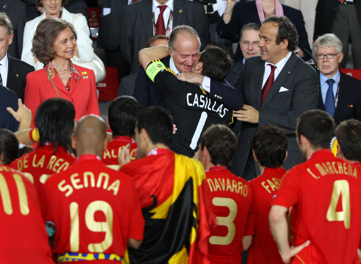 Iker Casillas abraza al rey Juan Carlos en presencia de la reina Sofía tras la victoria de España en la Eurocopa 2008