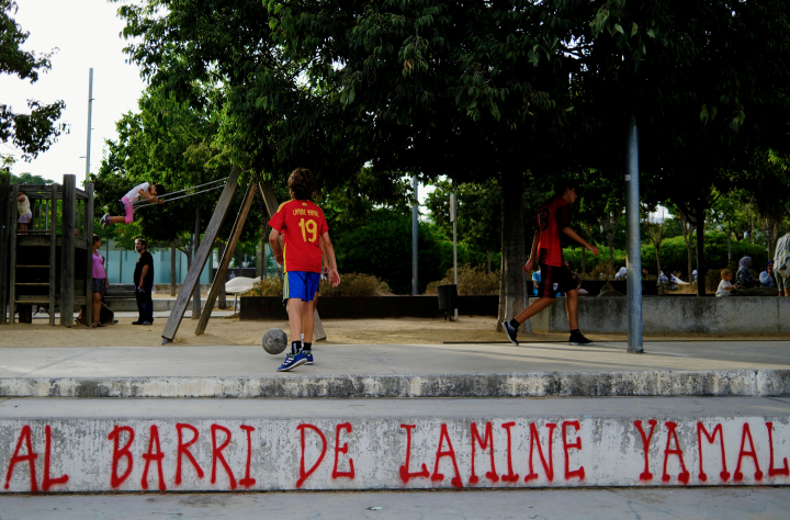 La plazoleta en la que Lamine Yamal aprendió a rodar el balón