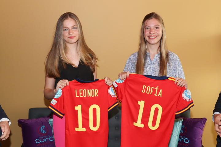 La princesa Leonor y la infanta Sofía con sus camisetas de la selección española tras el partido entre España y Dinamarca en la UEFA Women's Euro England 2022