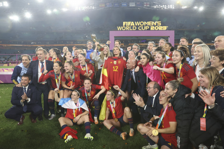La reina Letizia y la infanta Sofía celebrando con las jugadores de la selección española su victoria en el Mundial 2023 en Australia