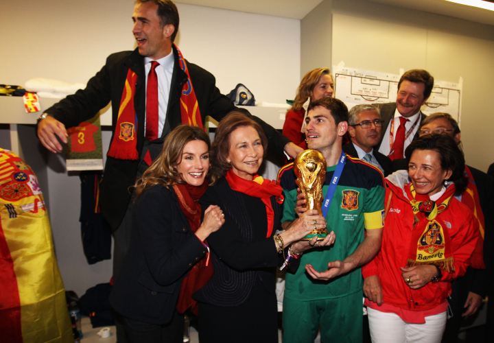 Los reyes Felipe y Letizia, la reina Sofía, Iker Casillas y Ana Botín, celebrando la victoria de España en el Mundial 2010