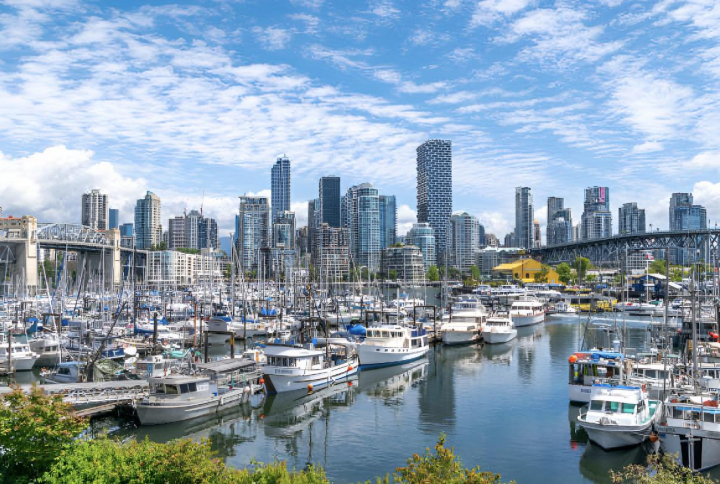 alt="alt="Yates y veleros en el puerto deportivo de Vancouver, Canadá.""