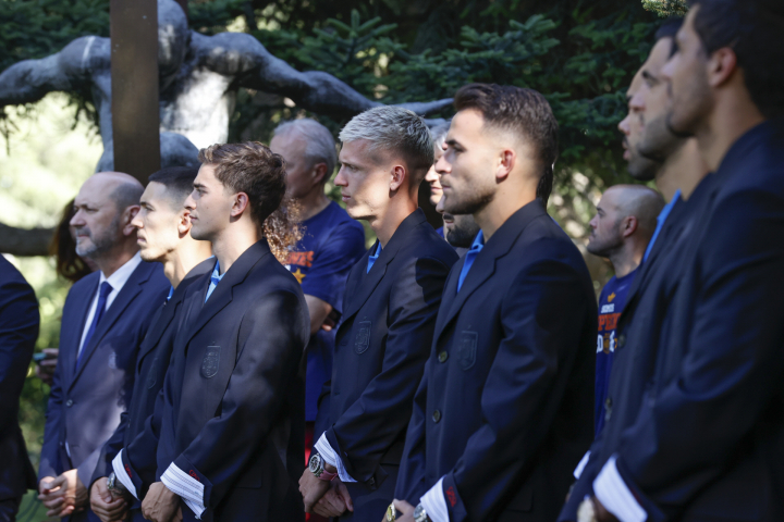 Algunos de los jugadores, en el jardín de Zarzuela con sus trajes