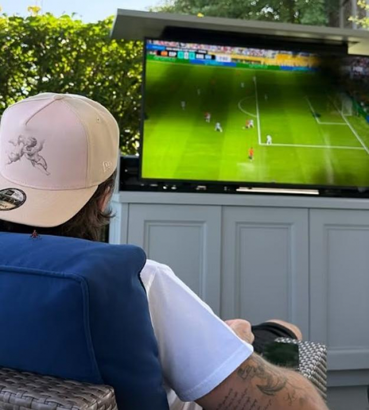 Brooklyn Beckham viendo la final del Mundial 2026 entre España y Argentina desde su casa
