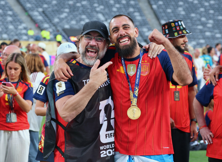 Javier Bardem y Borja Iglesias celebrando la victoria de España en el Mundial 2026