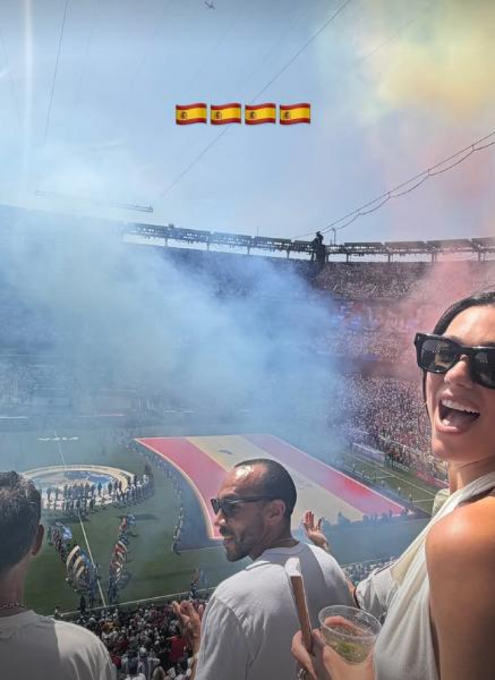 Dua Lipa celebrando la victoria de España sobre Argentina en el Mundial 2026