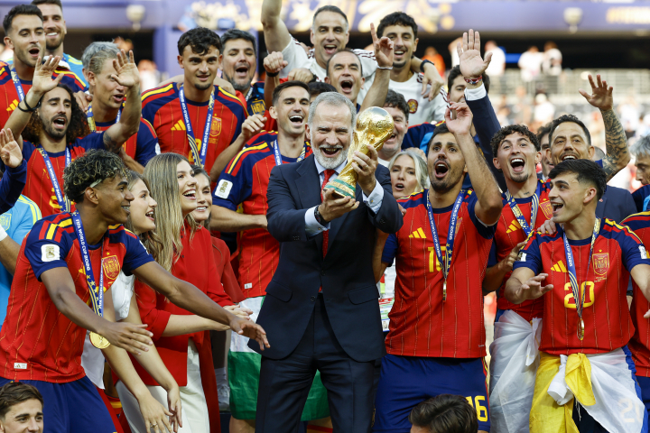 Felipe VI levantando la copa en presencia de Letizia, sus hijas Leonor y Sofía y los jugadores de la Roja tras el triunfo de España en el Mundial 2026