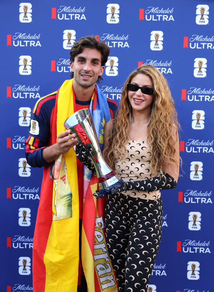 Ferran Torres, autor del gol que dio la victoria a España en el Mundial 2026, posa con Shakira