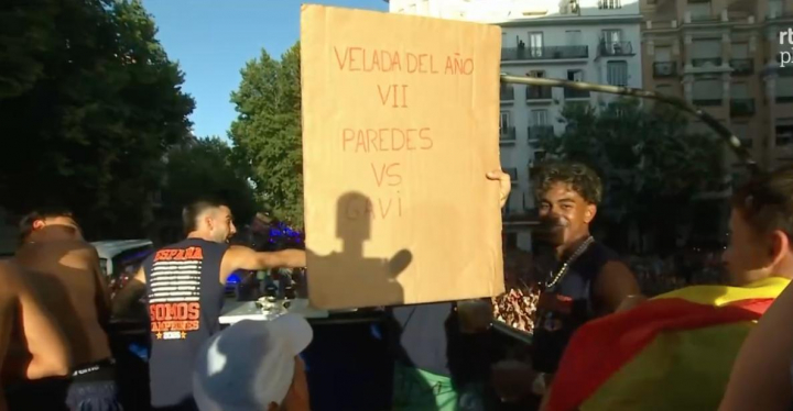 La pancarta sobre Gavi que levantaron Fabián y Lamine Yamal.