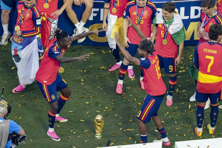 Nico Williams y Lamine Yamal, campeones del mundo.
