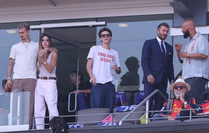 Romeo Beckham, agarra cariñosamente a Victoria Beckham en presencia de Cruz Beckham y David Beckham en la final del Mundial 2026