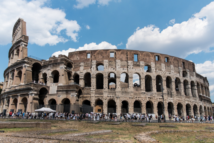 alt="alt="Cola de turistas para entrar a a ver el Coliseo de Roma, Italia.""