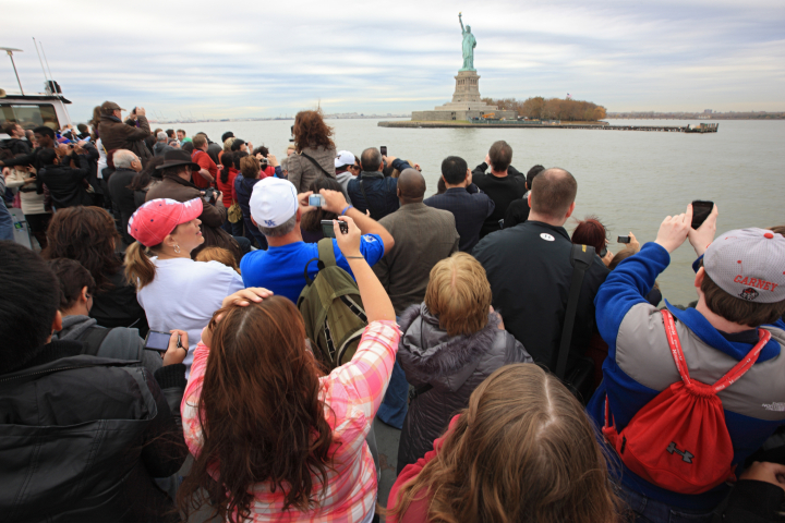 alt="alt="La estatua de la Libertad en Nueva York, vista desde el ferry que conduce a ella.""
