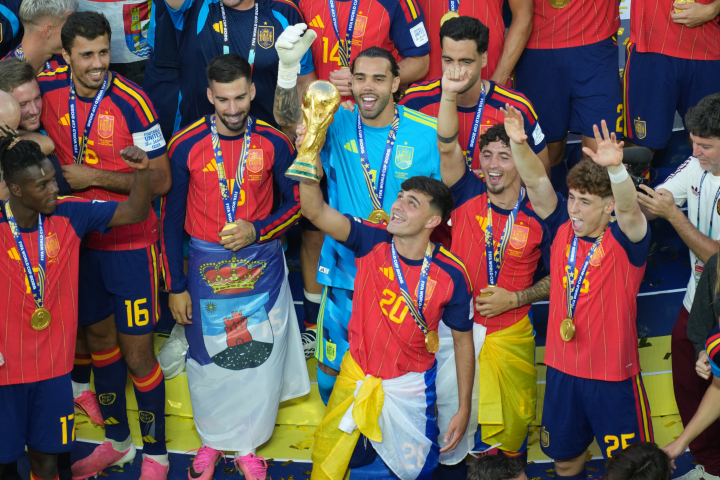 Pedri levantando la Copa del Mundo junto a sus compañeros de selección.