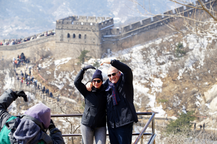 alt="alt="Turistas en Beijing, recorren la muralla China.""