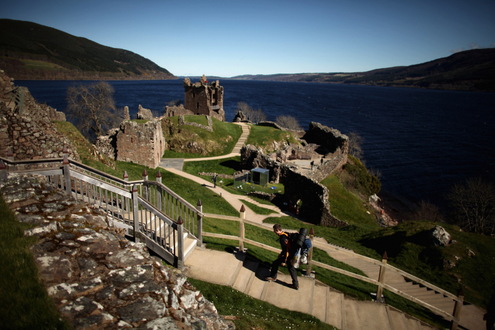 alt="alt="Turistas en el castillo del Loch Ness, en Drumnadrochit, Reino Unido.""