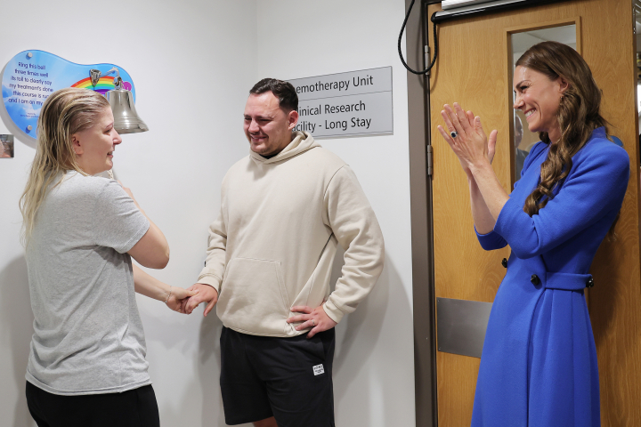 Kate Middleton aplaude a una paciente, Claire Lorente, en presencia de su pareja, Pablo tras haber terminado su tratamiento de quimioterapia