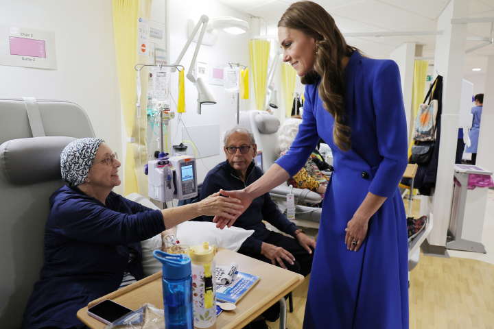 Kate Middleton saludando a una paciente con cáncer en el centro oncológico Christie de Manchester