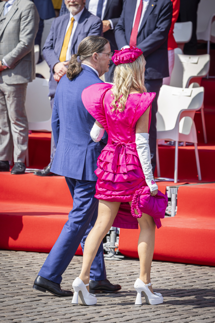 Delphine de Bélgica, del brazo de su marido, James O'Hare, en el Día Nacional de Bélgica 2026