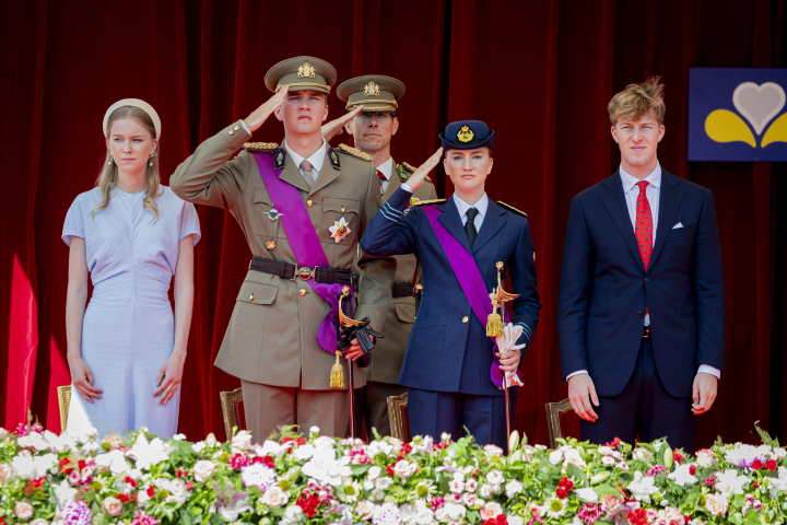 Gabriel de Bélgica con uniforme militar de gala y la banda de la Orden de Leopoldo junto a sus hermanos Eléonore, Elisabeth y Emmanuel en el Día Nacional de Bélgica 2026