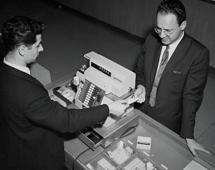 alt="alt="Se instala la caja registradora""
