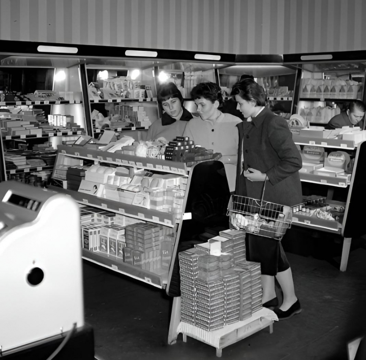 alt="alt="Tres mujeres mirando los productos envasados de un supermercado en 1950""