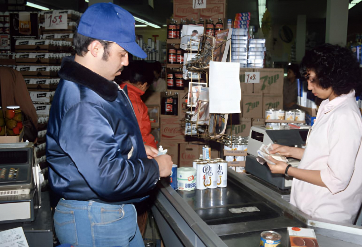 alt="alt="Un hombre paga la compra, incluyendo cerveza, con cupones de alimentos.""