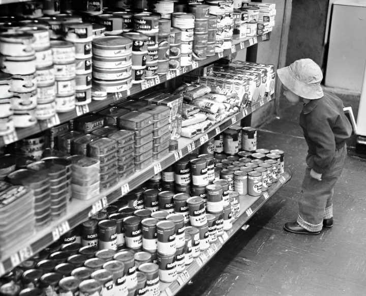 alt="alt="Un niño navega por una tienda de comestibles desconocida en la década de 1940.""