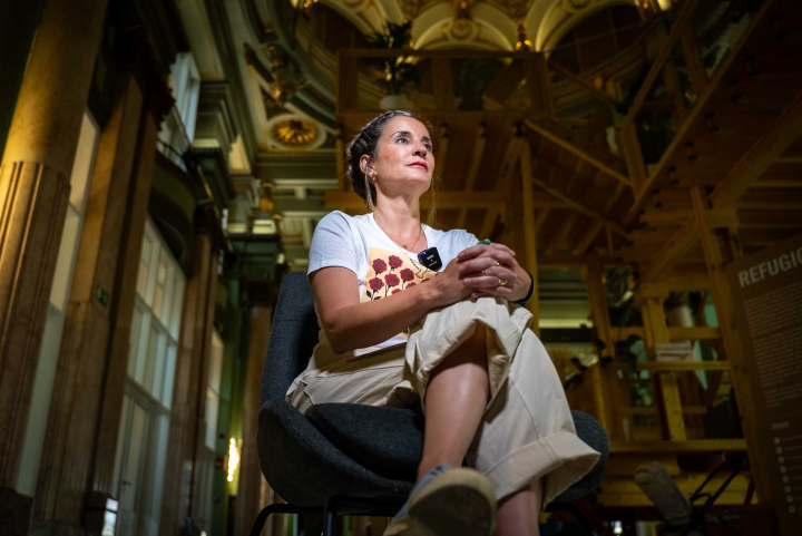 Verónica Barbero, en el refugio climático del Círculo de Bellas Artes durante su entrevista con El HuffPost