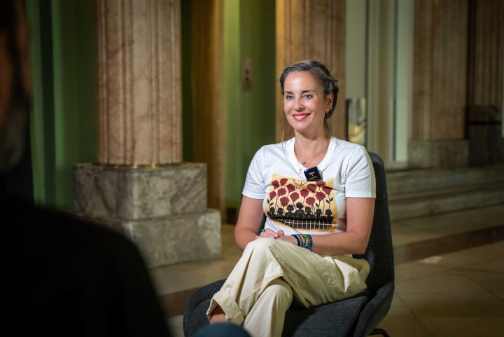 Verónica Barbero, en el refugio climático del Círculo de Bellas Artes durante su entrevista con El HuffPost