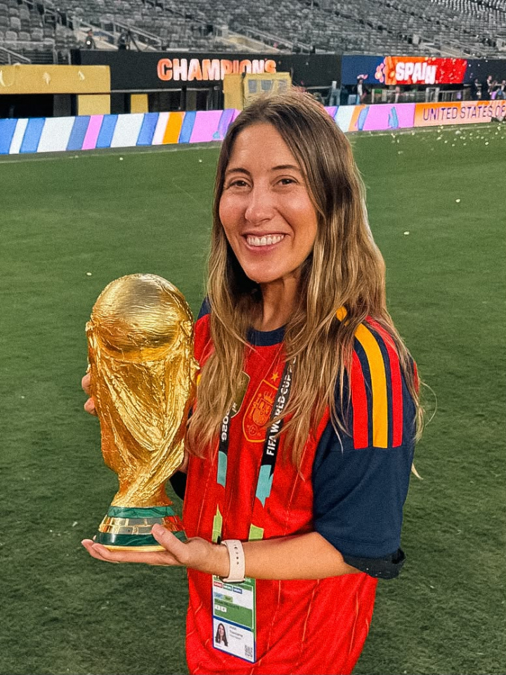 Toscana Viar posa con el Mundial en el césped del Mete Life Stadium de Nueva York.